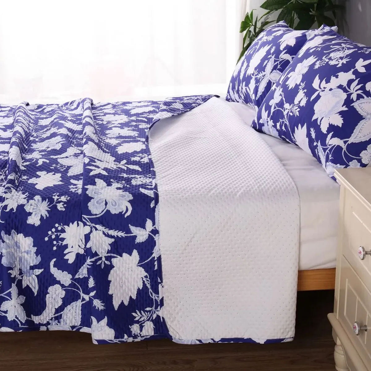 Spring Blue 3 Pcs Bamboo Blend Ultrosonic Reversible Comforter Set King